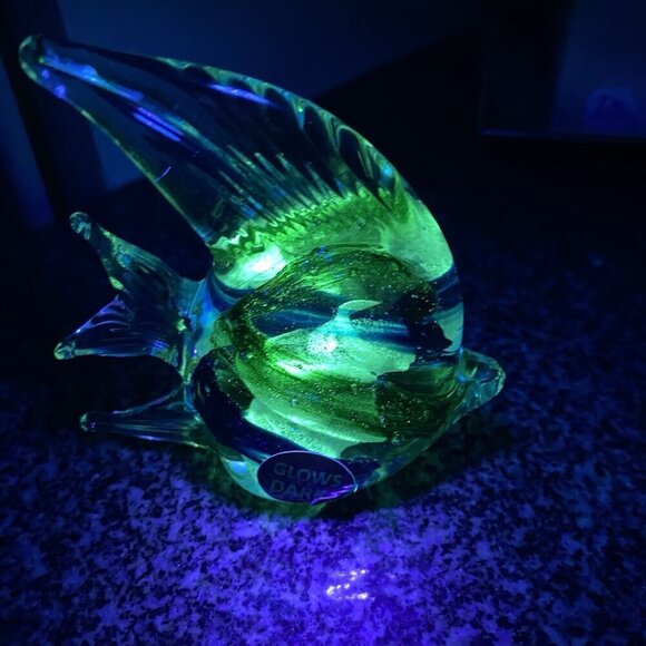 Art Glass Angel Fish Paperweight Figurine Glow In Dark 4" x 3.5" - Picture 6 of 8